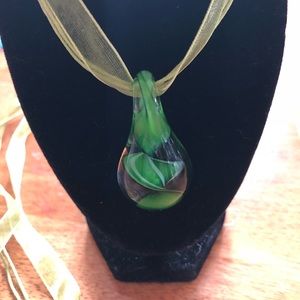 Tear drop pendant in green / White or green /gold